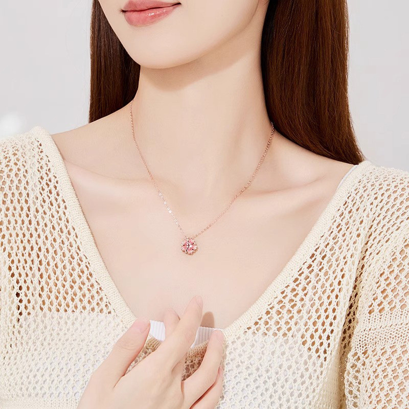 Vòng cổ nữ hoa đào sang trọng với ánh sáng tinh tế và dây xích cao cấp