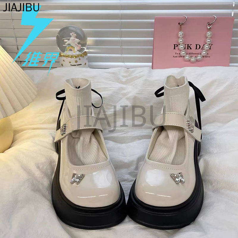 Giày Da Nhỏ Mũi Tròn Chống Trượt Phong Cách Anh Có Gót Dày Giày Nữ Chất Lượng Cao Giày Lolita Hình Bướm Kim Loại JK Nhật Bản Korean Fashion Platform White Mary Jane Shoes Giày Cao Gót Đi Học Màu Đen French Soft-soled Cosplay Doll Shoes Giày Búp Bê