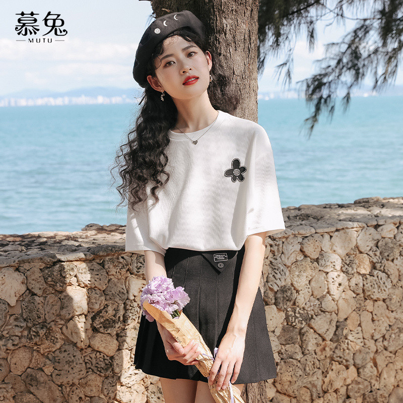 Mutu Hoa Nguyên Chất Cotton Trắng Ngắn Tay Áo Thun Nữ Mùa Hè 2026 Phong Cách Mới Thiết Kế Niche Phổ Biến Top Áo Thun Hợp Thời Trang