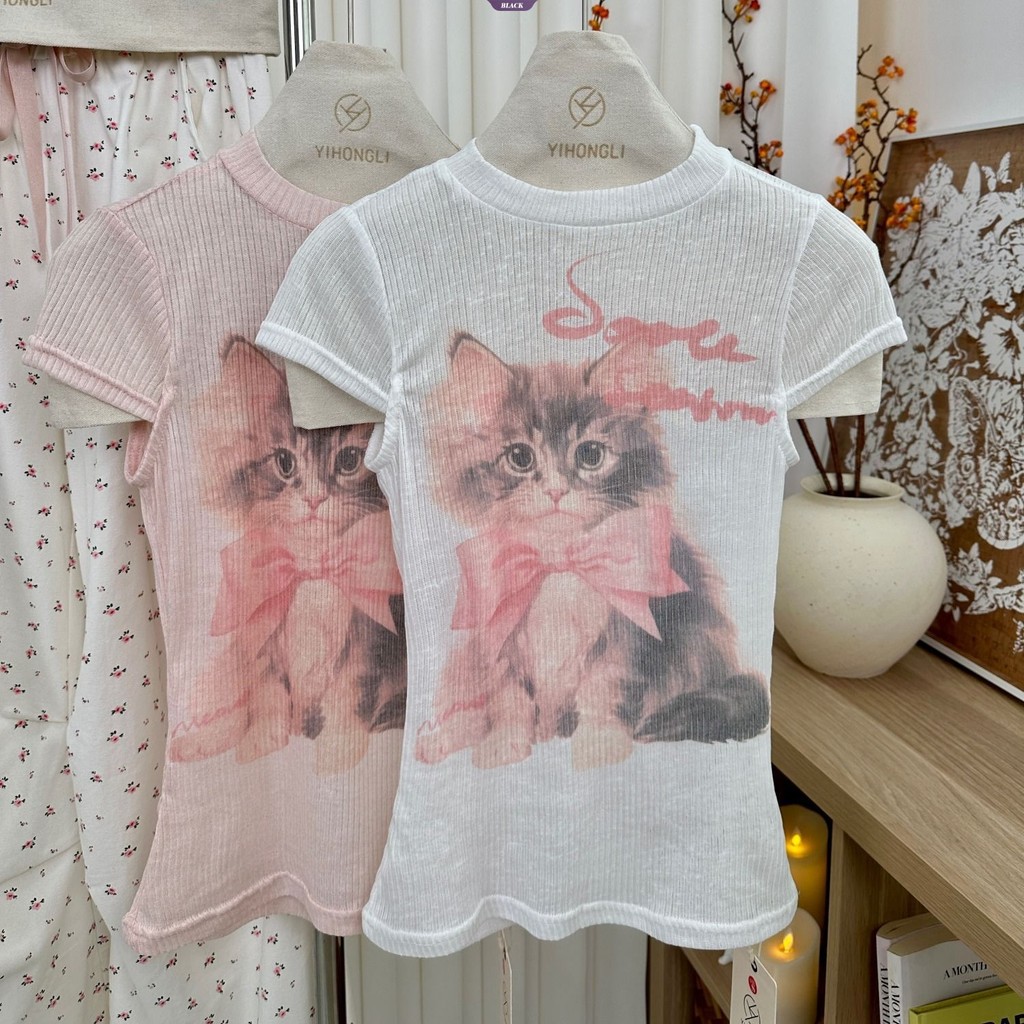 Áo thun nữ Dopamine Pink Cat màu hồng tươi sáng, phù hợp cho mùa hè với thiết kế slim-fit nhẹ nhàng.