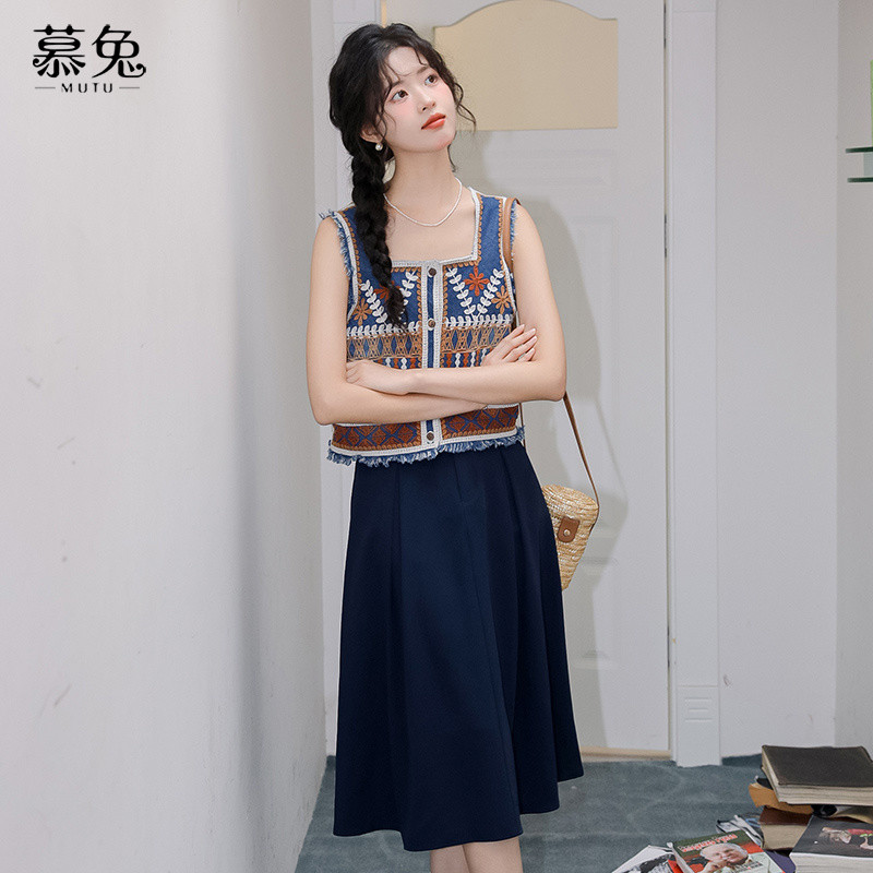 Váy Mutu phong cách Pháp màu xanh hải quân cổ chữ A rời, thiết kế ôm dáng phù hợp cho mùa hè