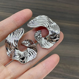 1 Đôi Bông tai xếp li kim loại phóng đại khí chất bạc