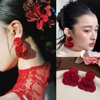 Đôi bông tai vỏ tròn màu đỏ, phù hợp làm phụ kiện cho váy cưới cô dâu