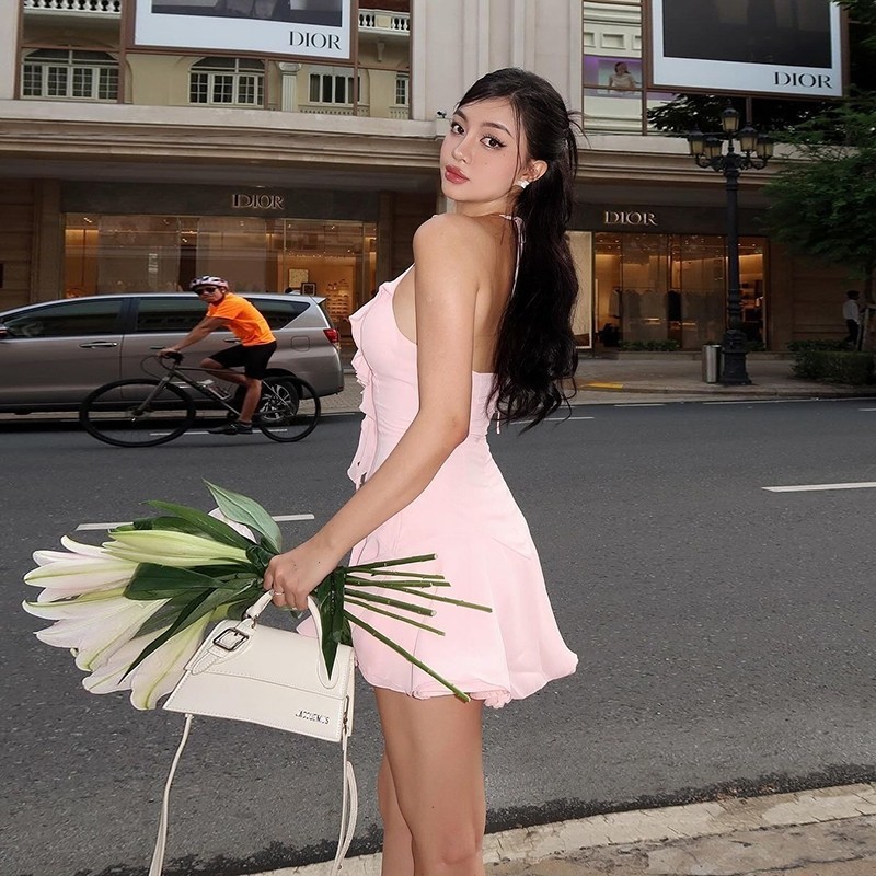 Váy Klalien Mini Cổ Chữ V Treo Cổ Lưng Gỗ Tai Treo INS socialite Phong Cách Gợi Cảm Mùa Hè Người Phụ Nữ Mới