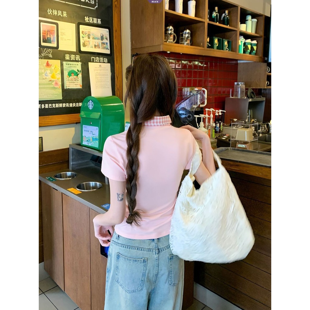 Áo thun nữ cổ polo màu hồng họa tiết kẻ sọc và hình hoạt hình, tay ngắn dáng slim fit
