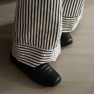 Mules phẳng xếp li