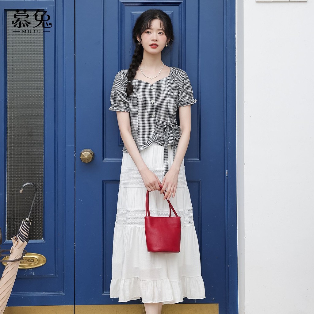 Bộ đồ Mutuke ngọt mặn gồm áo sơ mi kẻ sọc tay ngắn trắng và váy chữ A cao hai mảnh phù hợp mùa hè