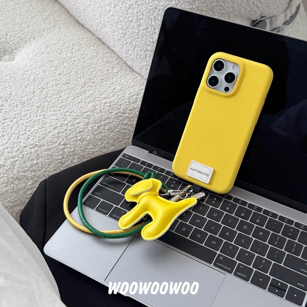 Ốp điện thoại iPhone họa tiết da màu tía dành cho nữ mới Vỏ mềm lỗ lớn bằng da giả + Mặt dây chuyền cho chó bằng da + Nhãn + Dây ngắn