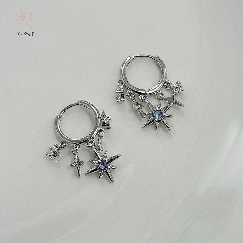 Bộ trang sức nữ gồm bông tai và mặt dây chuyền hình ngôi sao tám cánh, màu bạc với đá blue zircon, phù hợp làm quà tặng.