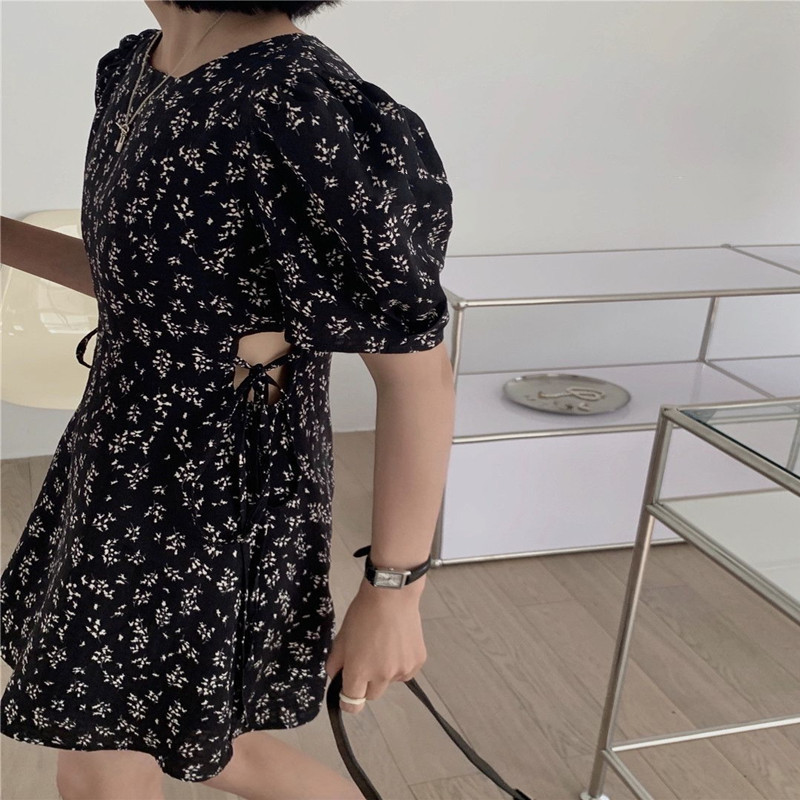 Váy liền hoa nhí tay phồng váy ngắn tôn dáng gầy chít eo mẫu mới mùa hè cho nữ