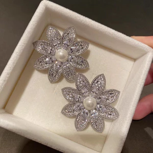 Bông tai hoa hướng dương Zircon sang trọng nhẹ Bông tai hoa S925 Bạc Kim sang trọng Bông tai đơn giản