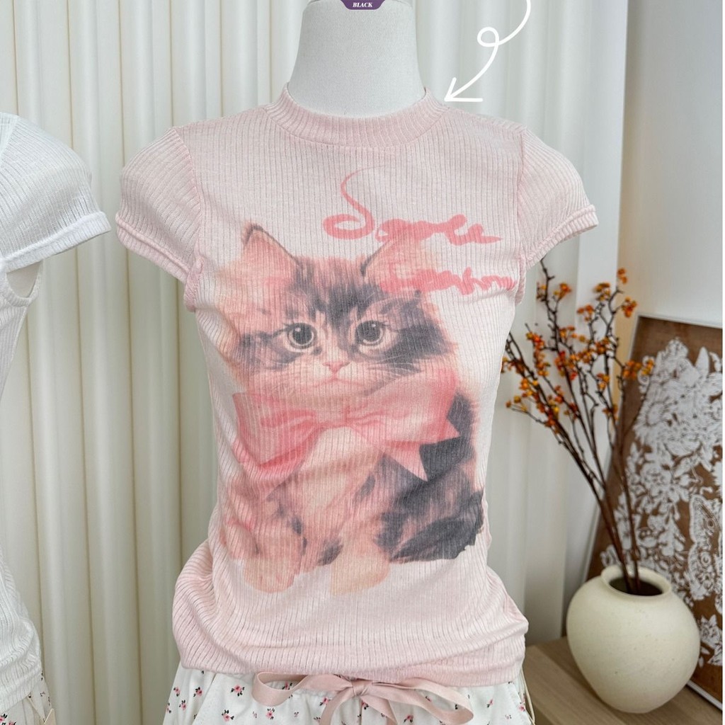 Áo thun nữ Dopamine Pink Cat màu hồng tươi sáng, phù hợp cho mùa hè với thiết kế slim-fit nhẹ nhàng.
