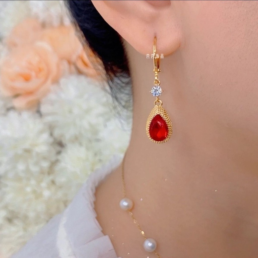 Bông tai nữ thanh lịch với pha lê và kim cương màu đỏ, phù hợp cho các bữa tiệc sang trọng