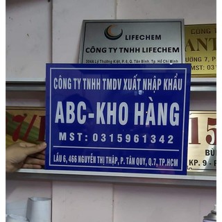 Bảng Công Ty kích thước 20x30cm, 35x25cm, 30x40,.....  Chất liệu mica,tặng kèm băng keo 2 mặt thiết kế theo yêu cầu