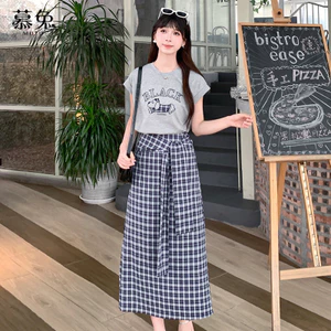 Áo thun và váy chữ A Mutu màu xám kẻ sọc, buộc dây - Bộ đồ hai mảnh phong cách thời trang cho nữ