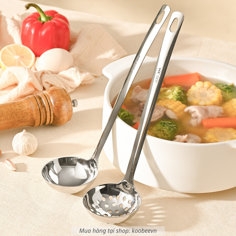Muôi Canh, Muôi Lỗ Inox 304 KOOBEE Cán Dài 28cm – Lòng Sâu, Đuôi Cong Treo Tiện, Sáng Bóng Không Gỉ | 141