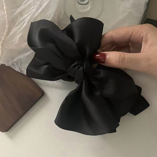 Kẹp cá mập nơ lớn Satin không đều dành cho nữ