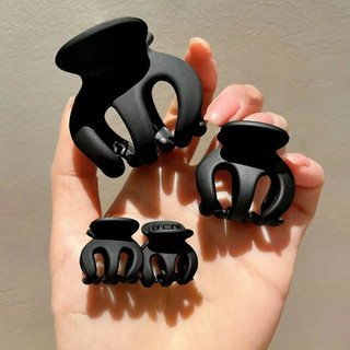 Kẹp tóc móng vuốt phong cách đơn giản, ổn định, phù hợp nhiều độ dày và chiều dài tóc.
