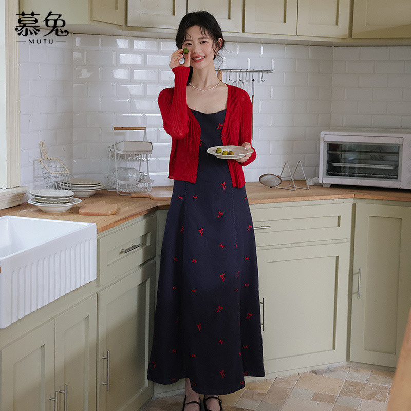 Mutu Cardigan Cổ Chữ V Đỏ & Váy Sling Denim, Phong Cách Retro Hai Mảnh Cho Mùa Hè