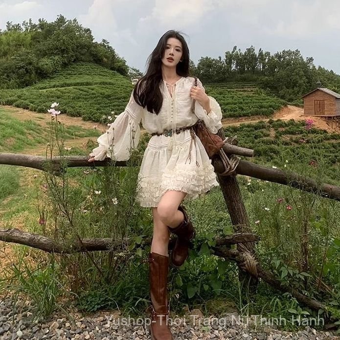 [YU]Đầm ngắn tay đèn lồng màu trắng, phong cách ngọt ngào, ôm dáng, nữ tính và tinh tế.