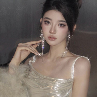 Charm đính hoa kim cương và bông tai tua rua, phong cách dài phù hợp với khuôn mặt, thiết kế nhỏ nhắn