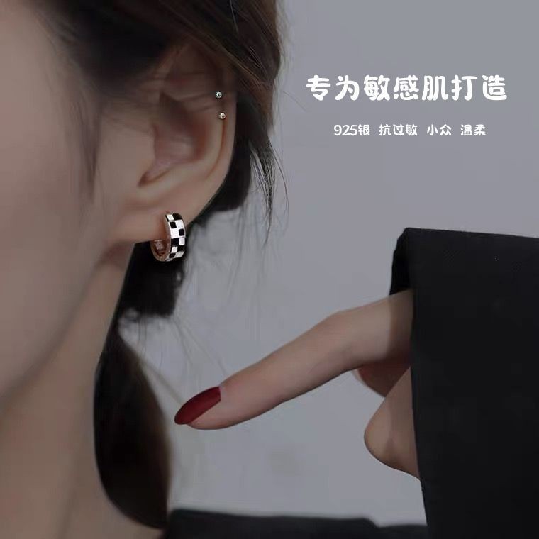 Đen Trắng Checkerboard Bạc Sterling Tính Khí Niche Bông Tai Cao Cấp Khóa Tai