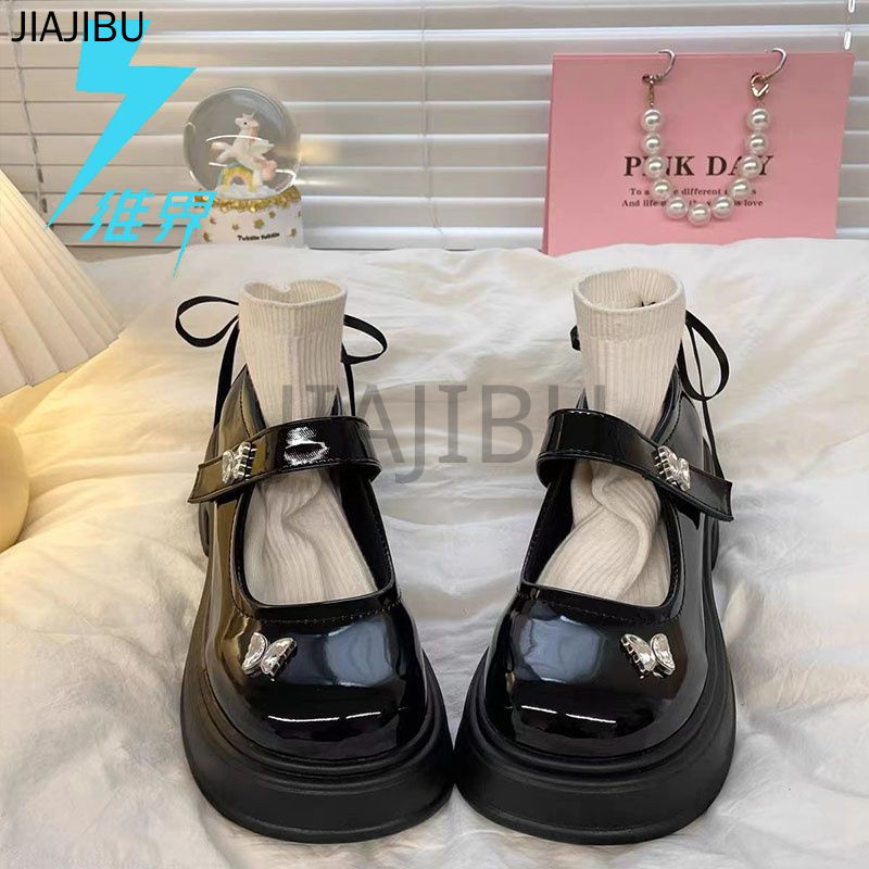 Giày Da Nhỏ Mũi Tròn Chống Trượt Phong Cách Anh Có Gót Dày Giày Nữ Chất Lượng Cao Giày Lolita Hình Bướm Kim Loại JK Nhật Bản Korean Fashion Platform White Mary Jane Shoes Giày Cao Gót Đi Học Màu Đen French Soft-soled Cosplay Doll Shoes Giày Búp Bê