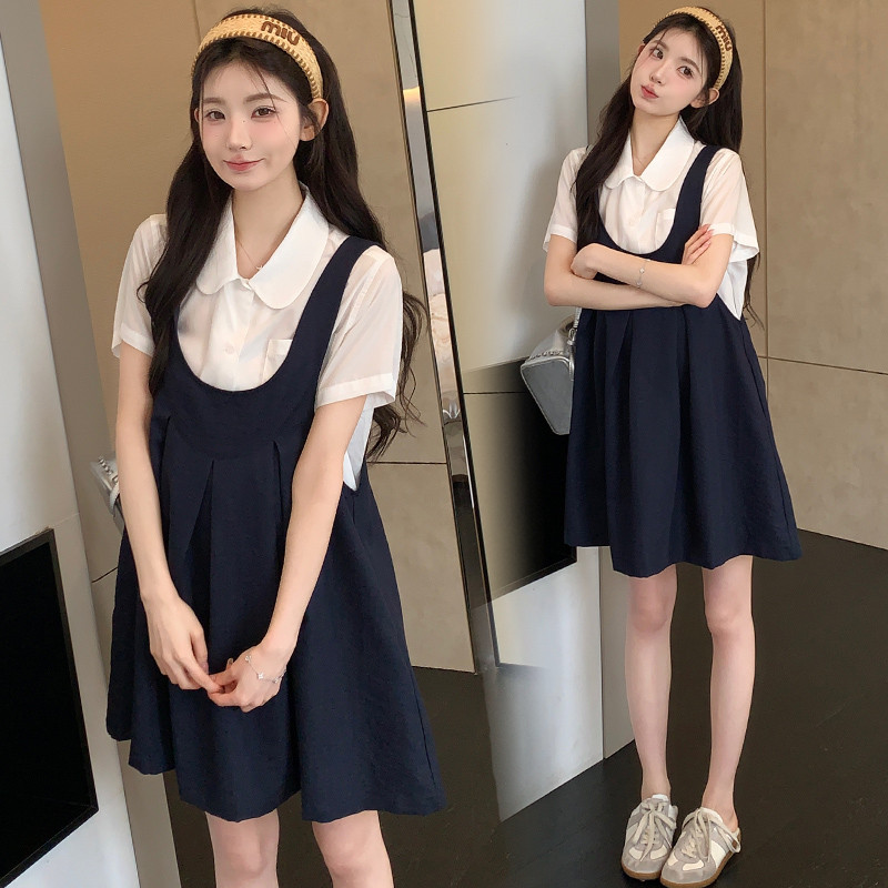 Bộ đồ bà bầu gồm áo sơ mi ngắn tay và váy dây đeo dáng rộng, thoáng mát cho mùa hè