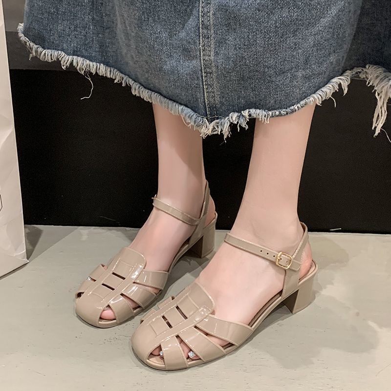 ✨Giày Sandal Mũi 2025 Mùa Hè Ngoài Mặc Pháp La Mã Rỗng Gót Giày Retro Giữa Nêm Gót Giày 25.7.29