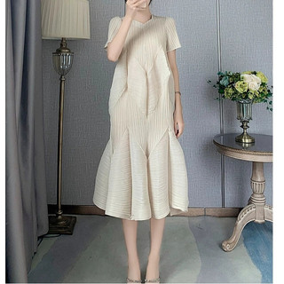 Đầm Miyake cổ chữ V tay ngắn, họa tiết xếp ly lớn, phong cách sang trọng cho mùa hè