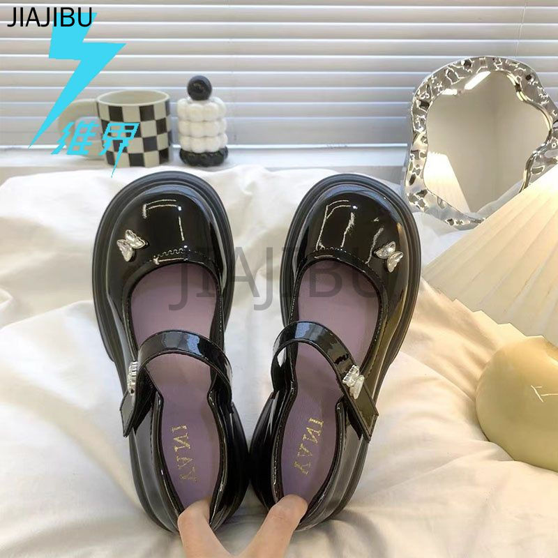 Giày Da Nhỏ Mũi Tròn Chống Trượt Phong Cách Anh Có Gót Dày Giày Nữ Chất Lượng Cao Giày Lolita Hình Bướm Kim Loại JK Nhật Bản Korean Fashion Platform White Mary Jane Shoes Giày Cao Gót Đi Học Màu Đen French Soft-soled Cosplay Doll Shoes Giày Búp Bê