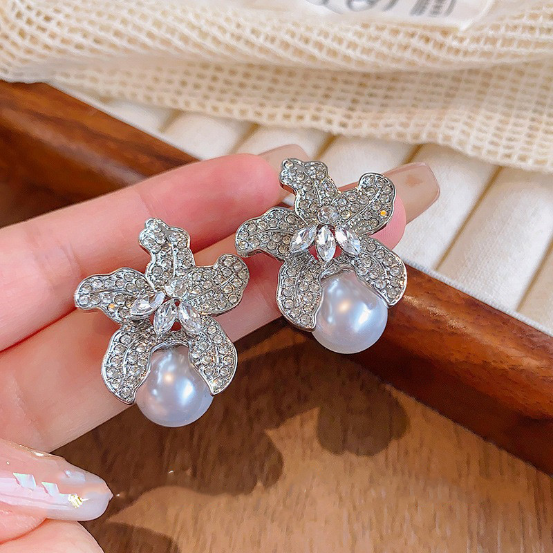 Bông Tai Hàn Quốc Kim Cương Zircon và Hoa Ngọc Trai Lily - Quà Tặng Sinh Nhật Cho Sinh Viên