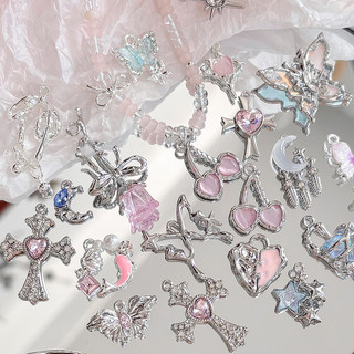 Đeo đẹp với dây chuyền handmade thiết kế hoa hồng và bướm anh đào, phù hợp làm phụ kiện cho điện thoại di động