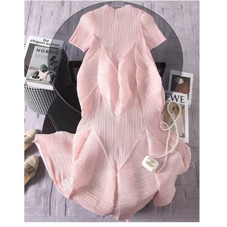 Đầm Miyake cổ chữ V tay ngắn, họa tiết xếp ly lớn, phong cách sang trọng cho mùa hè
