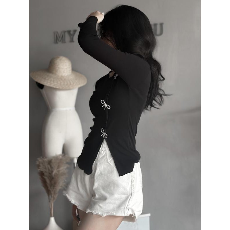BARE_Áo thun tay dài nữ cổ tròn cuốn biên phối phụ kiện cực xinh chất thun gân tăm lạnh co dãn - A202 Top Sơ Mi Trắng