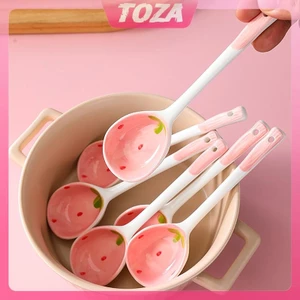 1 Muỗng Sứ Tay Cầm Dài Hình Trái Dâu Tây Dễ Thương