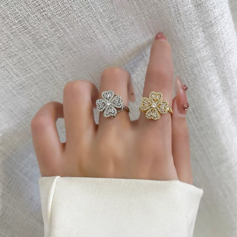 Vòng chỉ số ngón tay thiết kế xoay vòng cỏ bốn lá, sang trọng và phù hợp mọi lúc