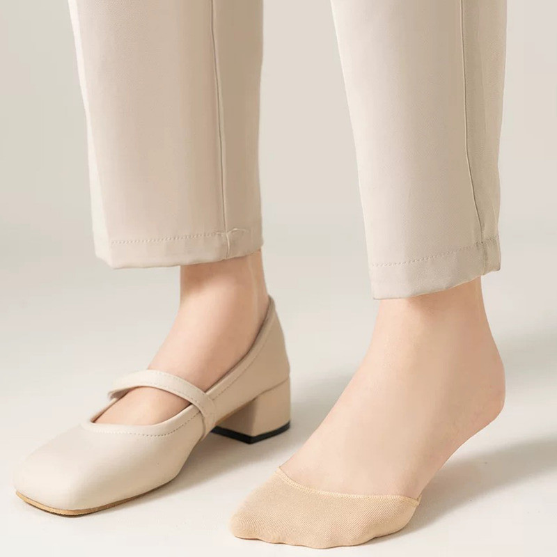 Tất nửa đế thoáng khí với chấm chống trượt và thiết kế liền mạch từ Polyester bền, phù hợp cho giày cao gót hoặc đế bệt
