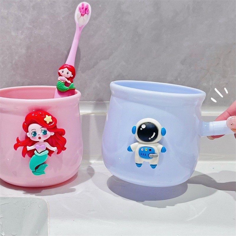 Bộ Bàn Chải Và Cốc Đánh Răng Hoạt Hình Dễ Thương Cho Bé – 5 Mẫu Ngẫu Nhiên, Tặng Kèm Miếng Dán Treo Cốc