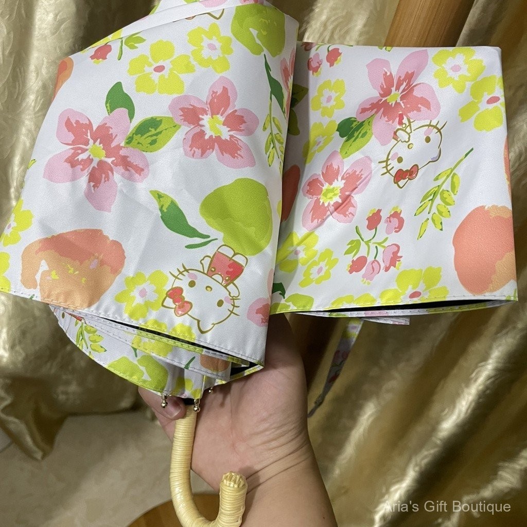 Ô che nắng Hello Kitty chính hãng, chất liệu vinyl siêu nhẹ, chắn nắng hiệu quả.