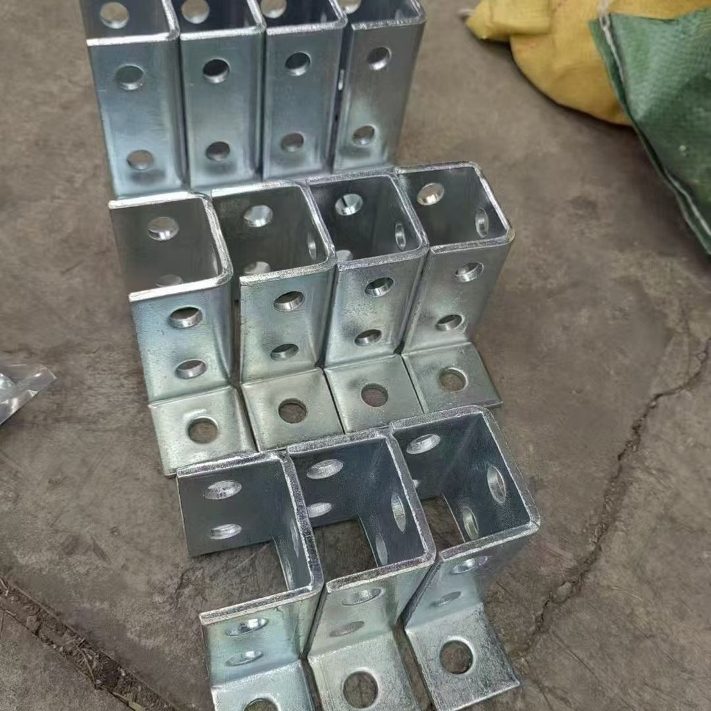 Đế mở bằng thép loại C Giá đỡ chống sốc Ống vuông hàn Đầu nối cố định Phụ kiện quang điện mạ kẽm 0R