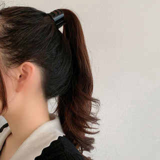 Kẹp tóc móng vuốt phong cách đơn giản, ổn định, phù hợp nhiều độ dày và chiều dài tóc.