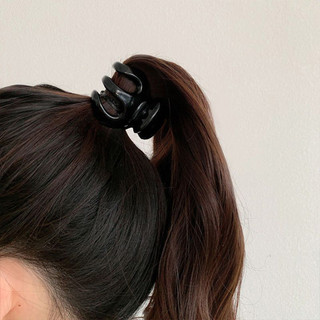 Kẹp tóc móng vuốt phong cách đơn giản, ổn định, phù hợp nhiều độ dày và chiều dài tóc.