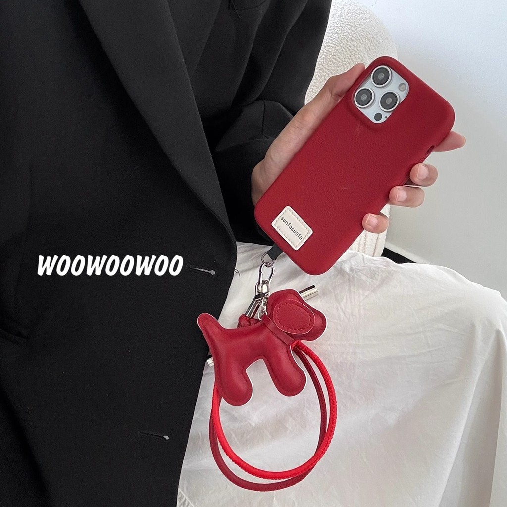 Ốp điện thoại iPhone họa tiết da màu tía dành cho nữ mới Vỏ mềm lỗ lớn bằng da giả + Mặt dây chuyền cho chó bằng da + Nhãn + Dây ngắn
