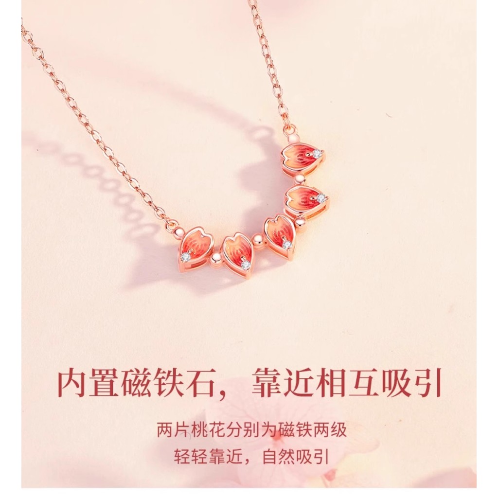 Vòng cổ nữ hoa đào sang trọng với ánh sáng tinh tế và dây xích cao cấp