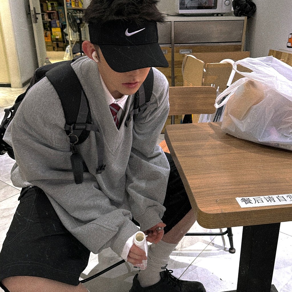 Áo nỉ nam Gksss dáng rộng giản dị phong cách cổ điển đại học màu xám cổ chữ V phong cách trung tính cũ | BigBuy360 - bigbuy360.vn