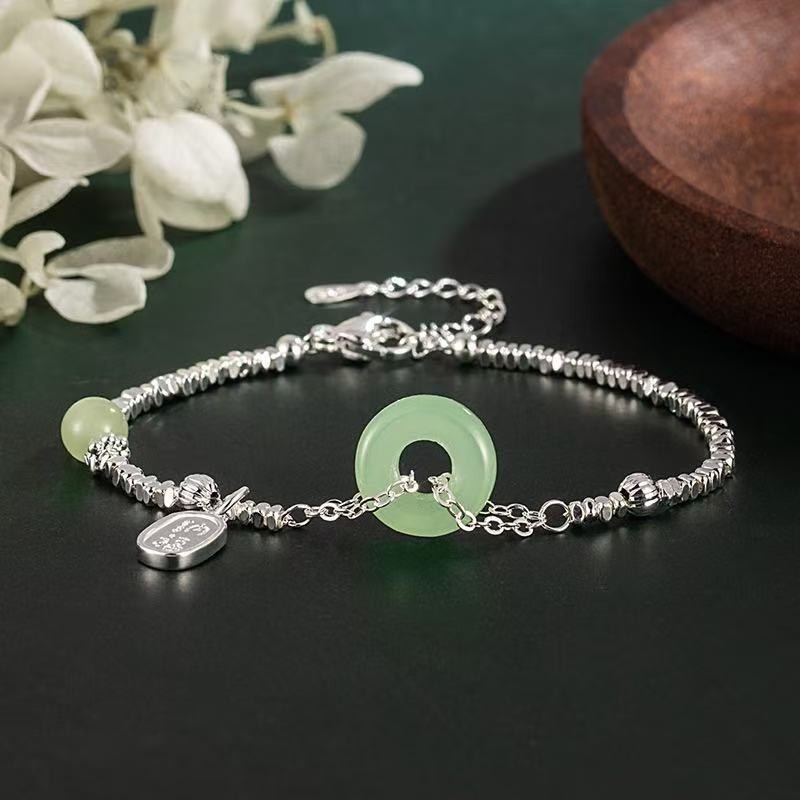 Vòng tay khóa an toàn bằng bạc với cườm trắng và xanh lá cây - Quà tặng đẹp từ Trung Quốc