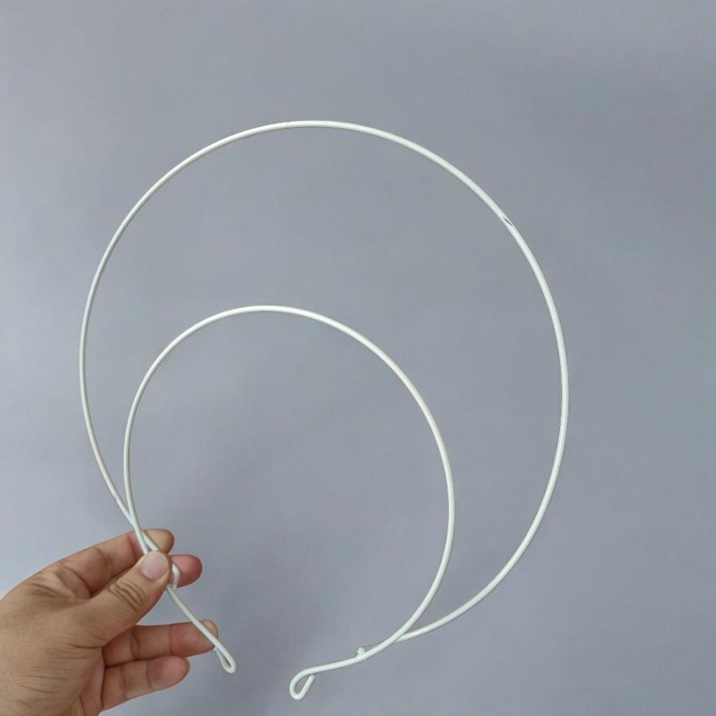 Khung mấn mua về để kết hoa và các họa tiết làm mấn đội đầu cô dâu và biểu diễn văn nghệ