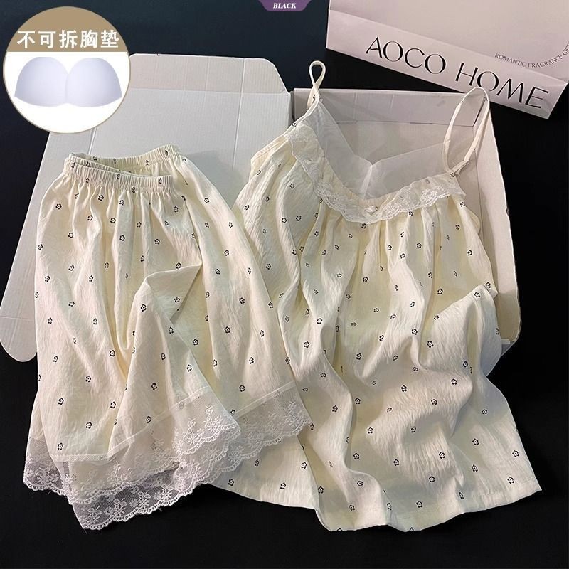 Bộ đồ ngủ hoa nhỏ ngọt ngào với miếng lót áo ngực và quần short gợi cảm, phù hợp cho sinh viên mùa hè