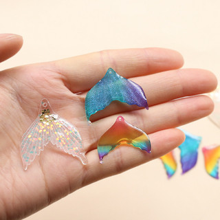 Mặt dây chuyền tự làm với thiết kế gradients đuôi cá bướm lấp lánh theo chủ đề nàng tiên cá, phù hợp DIY handmade